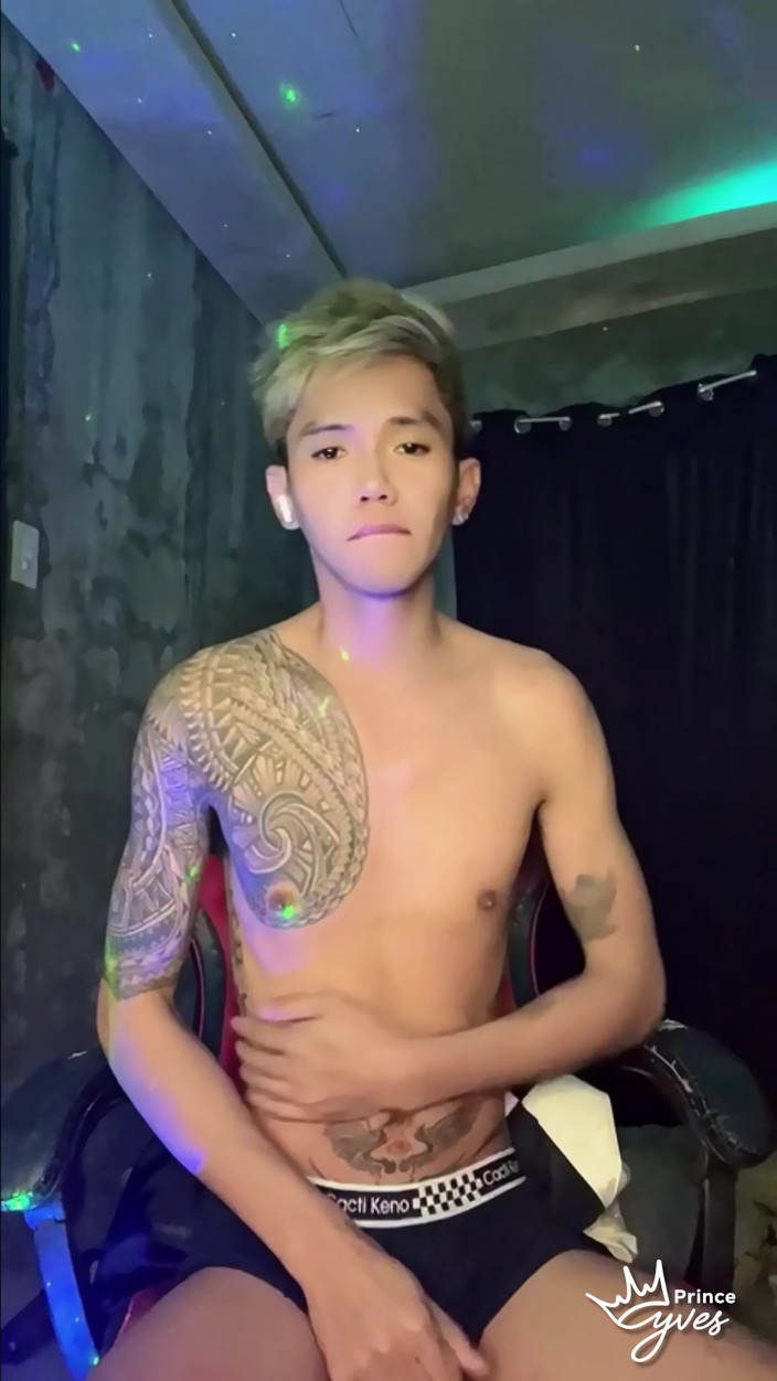 Prince-Yves: Pertunjukan webcam live cewek kembar bertato yang lagi sange berat