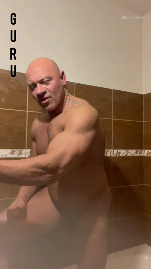 Mr. Guru: 배드룸의 일부 Haus Work.off 코스에서 Im Naked.shower 누드