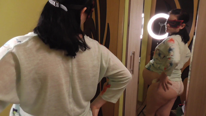 Anna Sky: 거울 앞에서 드레스를 입히는 임신한 Anna