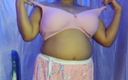 Hot desi girl: Une fille desi sexy ouvre ses seins sexy et presse...