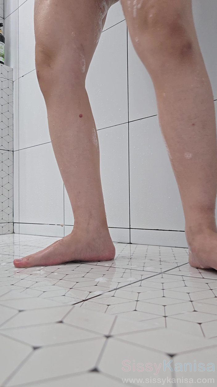 SissyKanisa: Sissy Kanisa fingrar på sitt rövhål medan hon tar en...