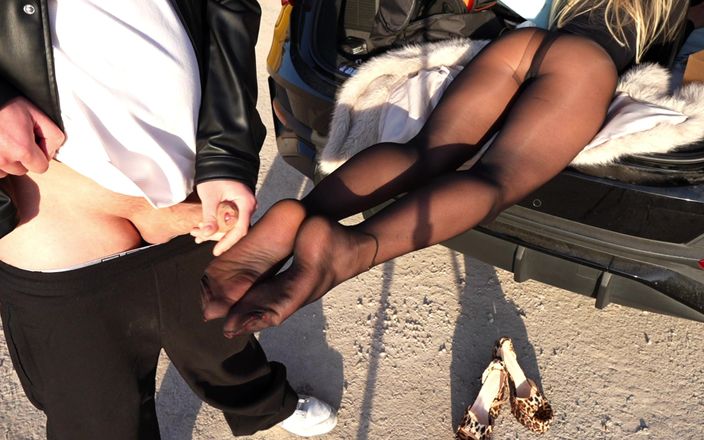 Bubblegumtoes: Sborrata all'aperto su suole di nylon
