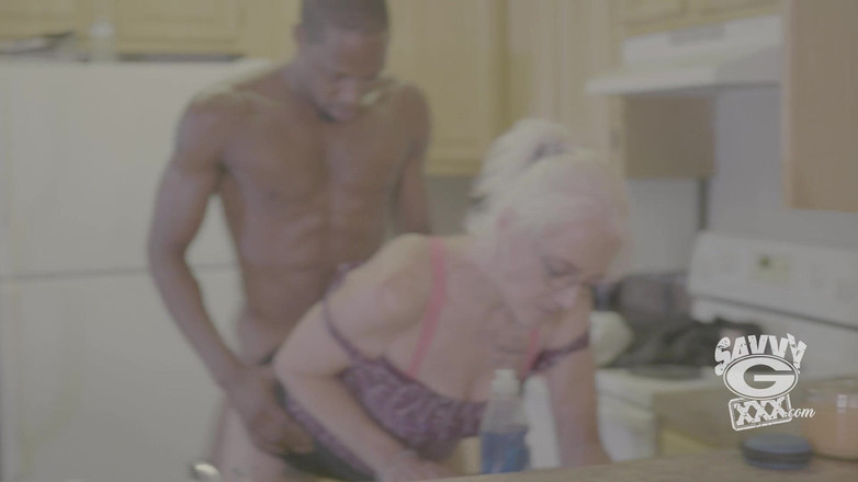 Savvy G: 精通したビジネス取引:マーヴァリーは、アパートの販売を封印するために猫を提供しています