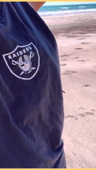 Wifey se atrevió a caminar alrededor de las tetas side en la playa