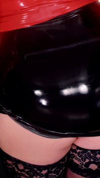 Tachinare în latex - seduce o mamă sexy incitantă