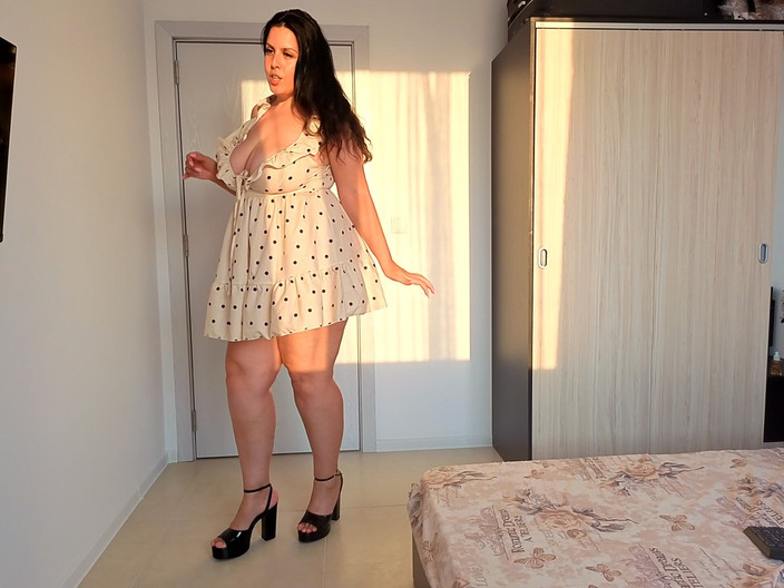 Young_strawberry: Stemommy kleedt zich als een slet en wil zo uitgaan