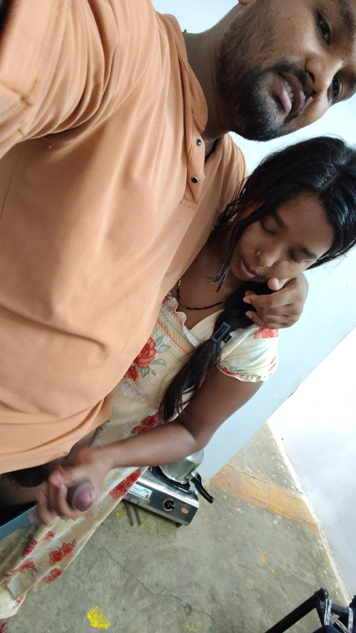 Premi pooja: Hermanastra y gran hermanastro - hermanastra vio a su hermanastro masturbándose...