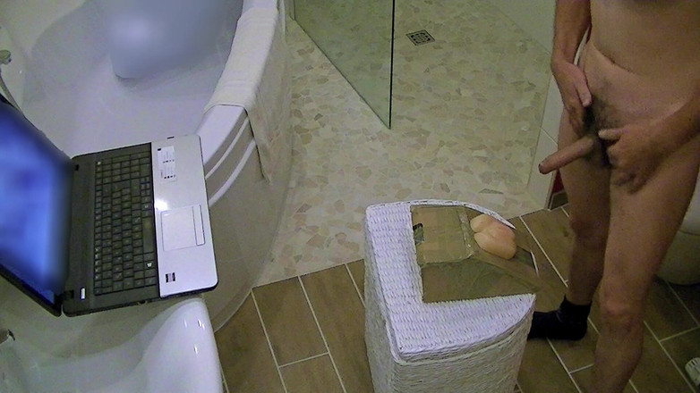 Mark Hannes: Cewek sange ini lagi asik masturbasi memeknya di kamar mandi!