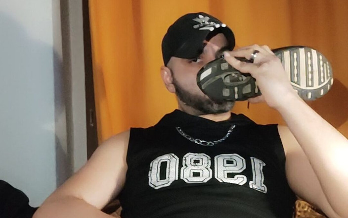 SmokedAlloy2: Ultra Sucio Dirtyjunkbro orina en sus calcetines y zapatos deportivos