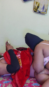 O fată indiancă sexy suge o pulă neagră mare la audiția ei de modelare