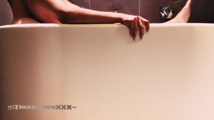 TinaJamesXXX: L'heure du bain à l'hôtel