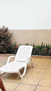 Presa junto a la piscina se rompe el culo de la flaca perra