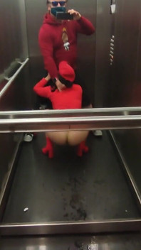 Sesso molto rischioso in un ascensore con la calda vicina dada Deville