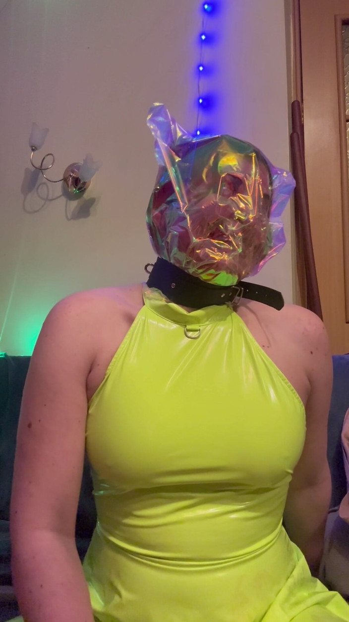 Elena917: Costume da bagno, sacchetto di plastica, nastro adesivo e pinze...