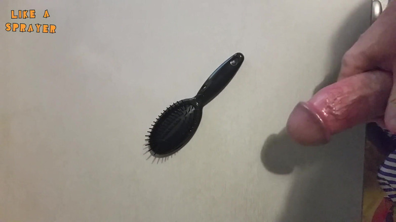Like a sprayer: Handjob und abspritzen auf eine haribrush