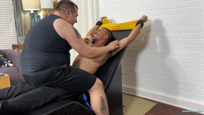 Ticklish Chubs: Javier gıdıklanıyor ve emiliyor!
