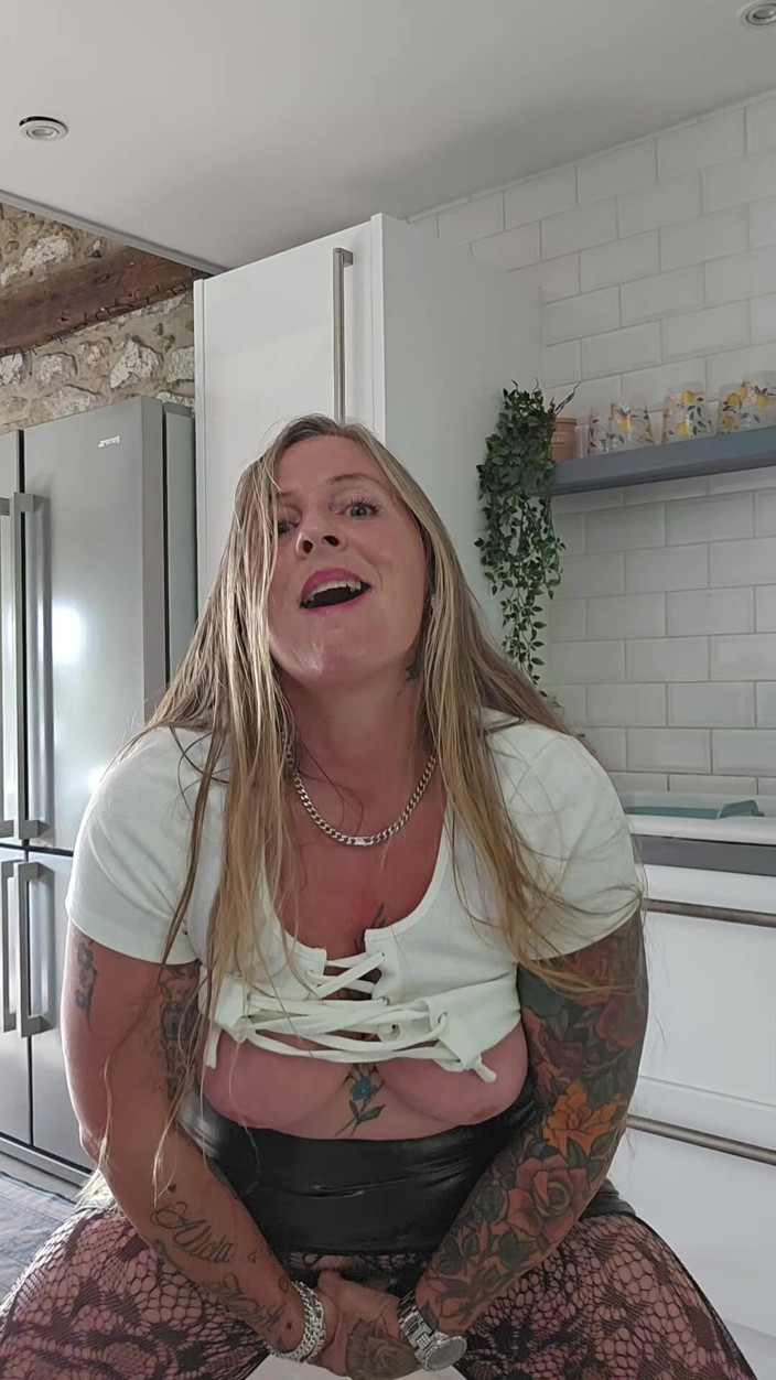 Kitty James: Ba dương vật giả kéo dài âm hộ của tôi