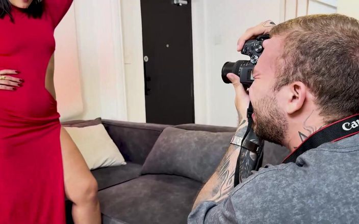 Kylei Ellish: Il fotografo super sexy seduce il suo gran culo da...