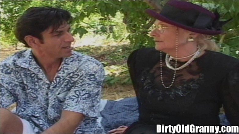 Dirty Old Granny: La abuela follada en la boca del parque, geezer abuelita...