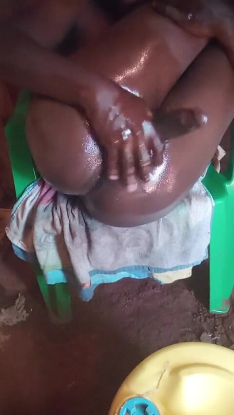 Sexyjayla254: Ich streichel meinen großen schwarzen, eingeölten schwanz, bis ich auf...