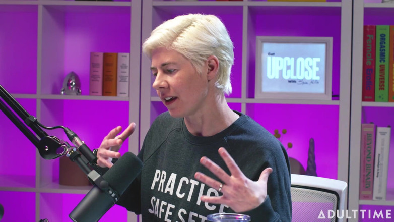 Adult Time Podcast: Xwife Karen: Zlaté sprchy a dívky gone wild | čas pro dospělé...