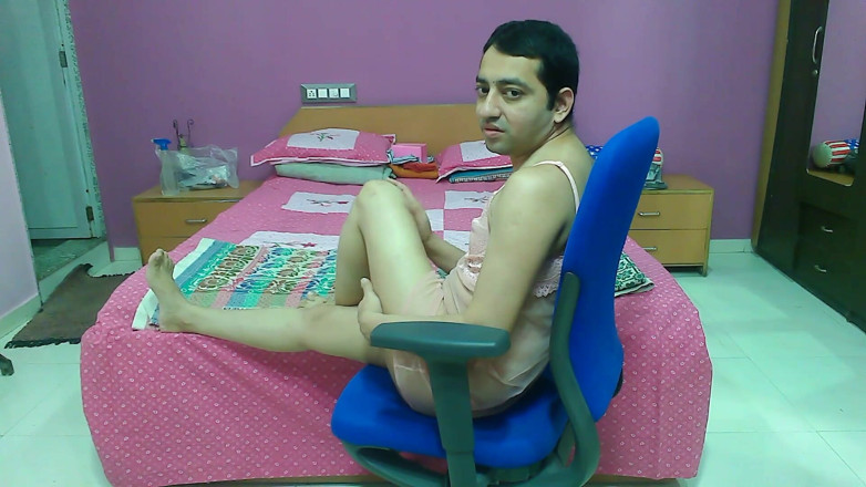 Cute & Nude Crossdresser: Seksowna maminsynek crossdresser Sweet Lollipop w seksownej bieliźnie i stringach.