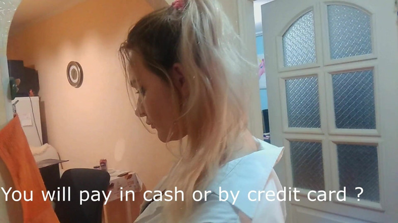 FoxyAndZaz: 美しい学生は深く宅配便のコックを飲み込みます