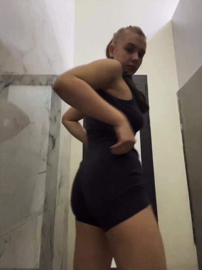 JuiceLussie: První šukání análu na veřejnosti