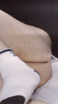 Puchis - une MILF se fait baiser par tous ses orifices