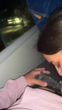 Ich lutsche einen unbekannten Passagier in einem echten bus und er kommt in meinen mund