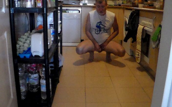 Sex hub male: John čůrá na podlahu v kuchyni