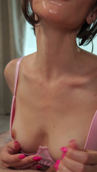 Nedbalé kouření od krásné brunetky a výstřik do pusy POV