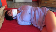 Selfgags classic: Enfermeira amarrada amordaçada com força!