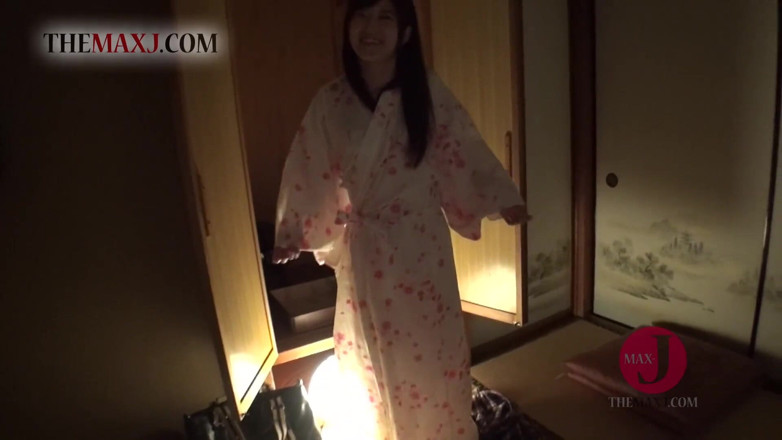Asian happy ending: Teen Châu Á lồn lông dễ thương chỉ thích phun nước...