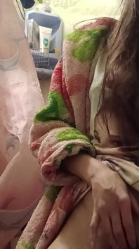 Eu vivo com minha meia-irmã na mesma sala e então eu me tranquei no banheiro para me masturbar