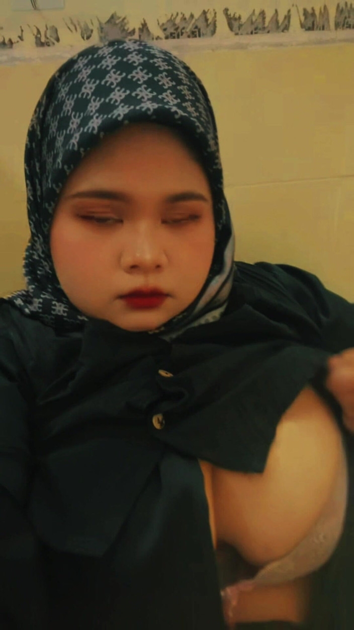 Cris Santana: Ajsxx99 - mijn mooie Maleisische meisje in een hijab wacht tot...