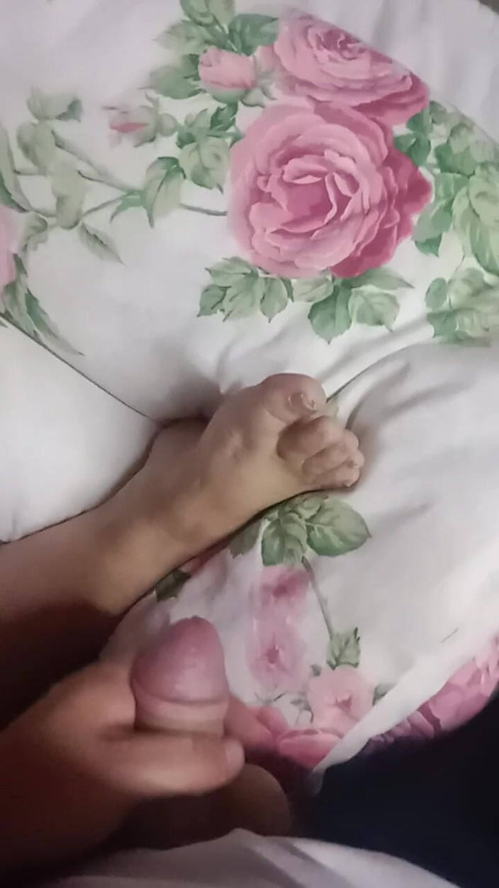 Footfetish productions: Masturbándose Secretamente Para El Pie De Madrastra