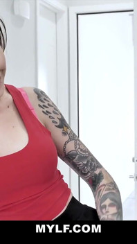 Tetovaná macecha se šuká robertkem