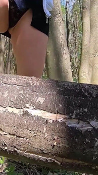 Une belle femme se déshabille et marche nue avec une pompe à clito à l’extérieur dans une forêt publique