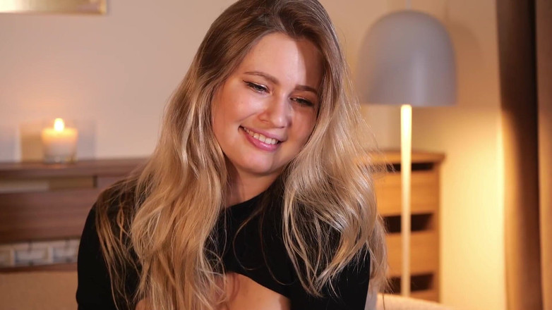 Stella Cardo: Krásná blondýnka hlazení