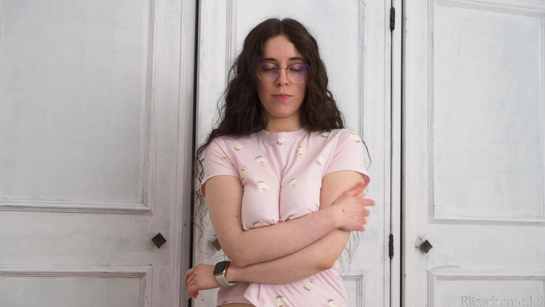 ElizaTheModel: Thử thách nảy không mặc áo ngực