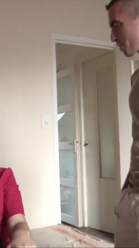Hnědovlasá teenagerka je análně ošukána