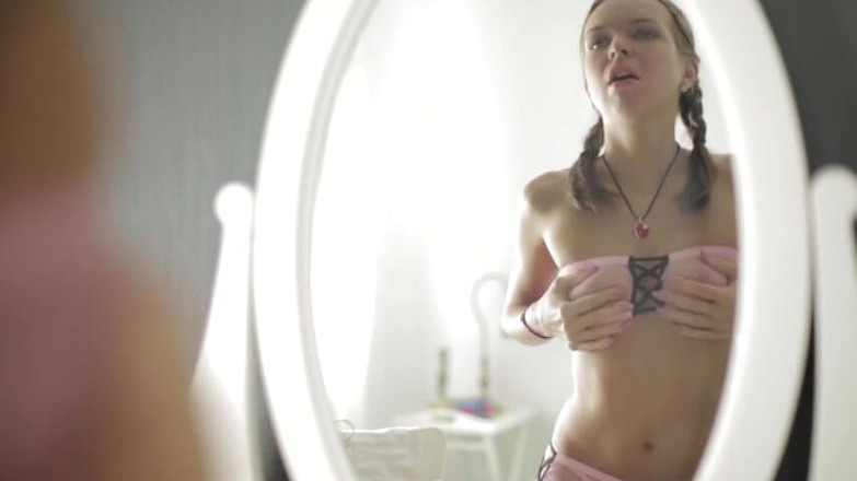 Toy Sluts: Чудова тінка мастурбує з Hitachi
