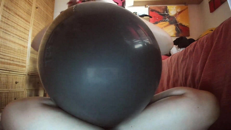 Nicoletta Embassi: Black Latex Domination: Giant Balloon Inflation and Nicoletta's Sensual Clutch