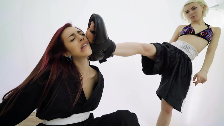 Defeated Sex Fight: Valerie i Lilith - seksowne gorące boksowanie z fetyszem stóp