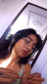 Hete pijpbeurt met sexy getatoeëerde collegebabe