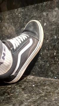 Komp. Aku lagi asik muasin memekku pakai sepatu vans!