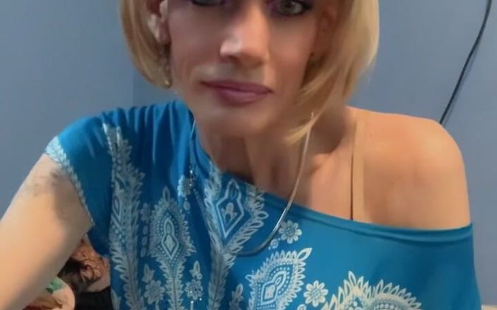 Lisa Luvly: Cewek hot rambut pendek rambut pirang