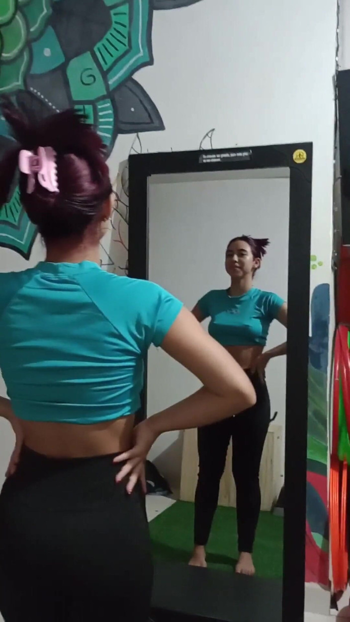 bitchsultry: 부모님이 떨어져 있는 동안 쪼이는 보지를 따먹는 의붓여친