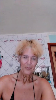 Ama de casa caliente divirtiéndose